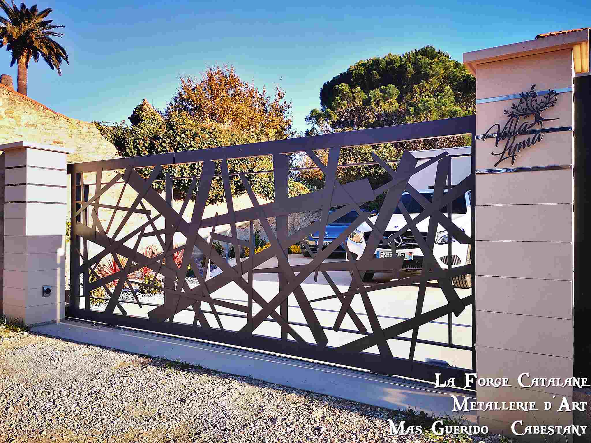 portail moderne coulissant decoupe laser coulissant forge catalane.jpg